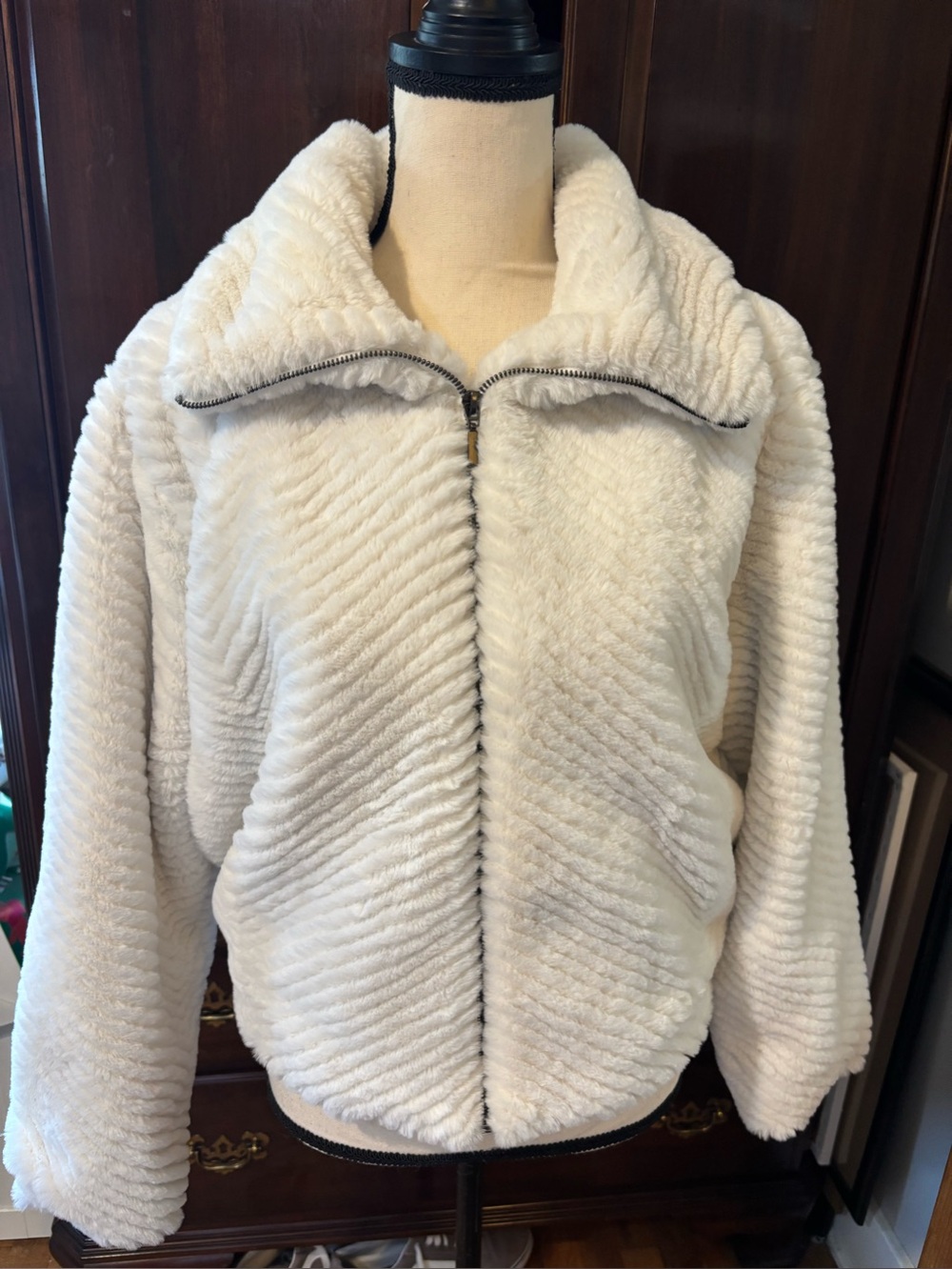 Ophelia Roe White Faux Fur Chevron Zip-Up Jacket, size Small, like new!